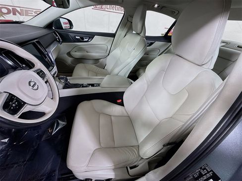 Used 2020 Volvo S60 T6 Momentum image 27