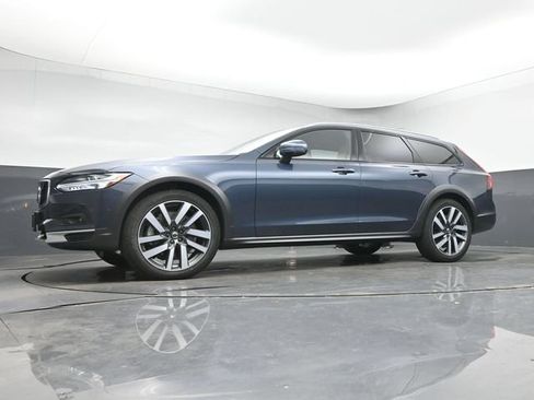 Used 2022 Volvo V90 B6 Cross Country AWD/4WD image 13