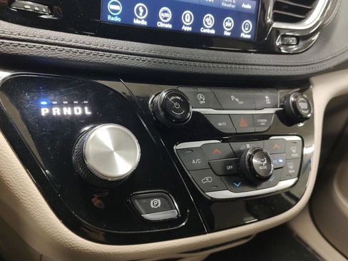 Used 2019 Chrysler Pacifica Limited image 11
