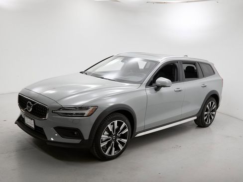 New 2026 Volvo V60 B5 Cross Country Ultra w/ Climate Package image 6