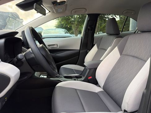 Used 2025 Toyota Corolla LE FWD image 9