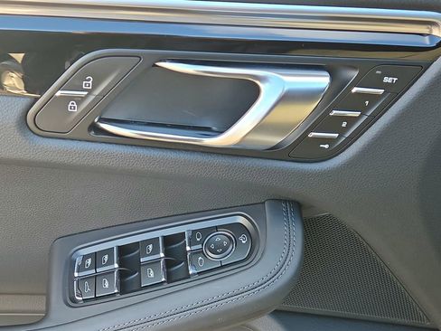 Certified 2022 Porsche Macan image 7