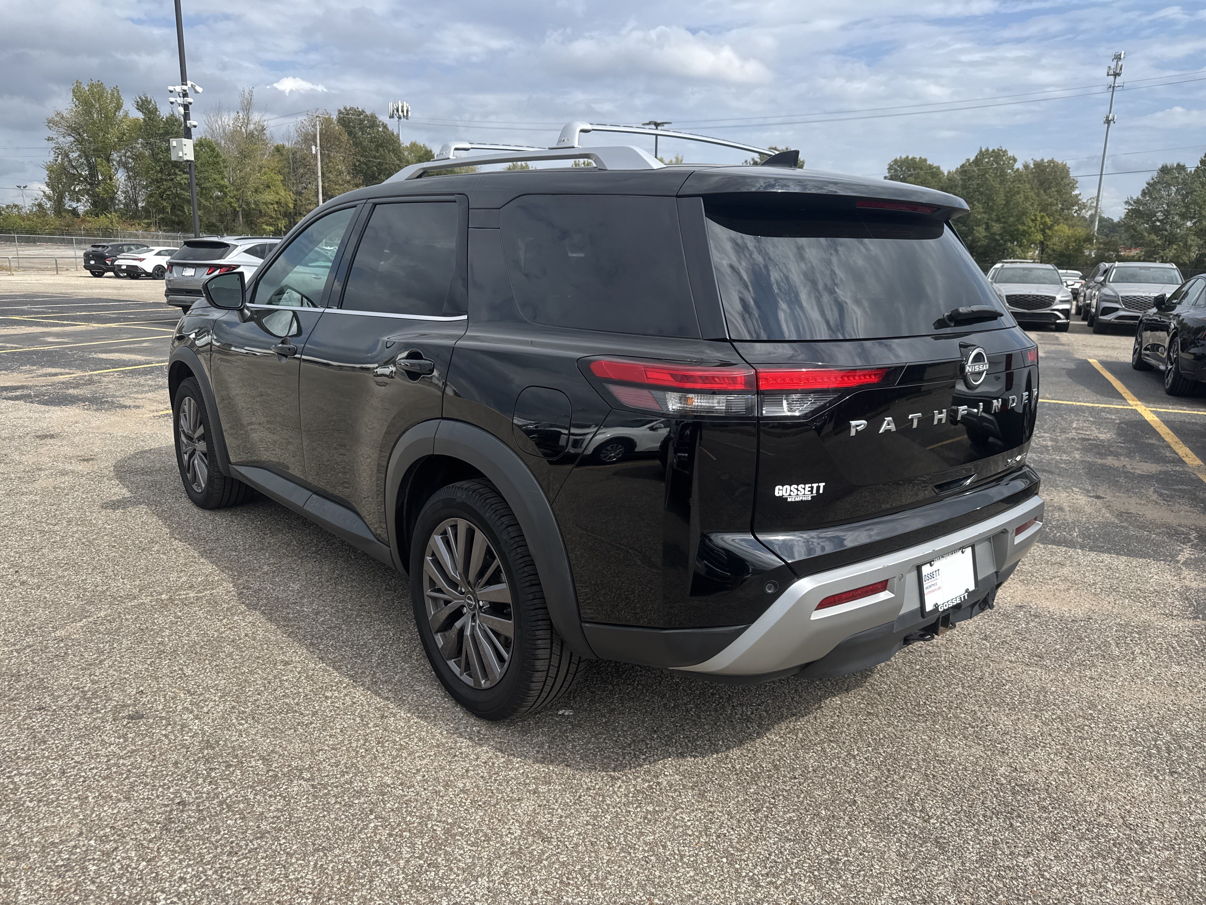 Used 2023 Nissan Pathfinder SL w/ SL Premium Package AWD/4WD image 3