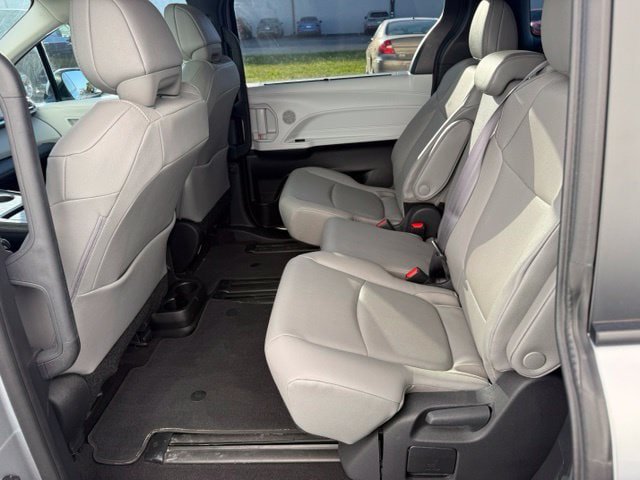 Used 2025 Toyota Sienna XLE FWD image 21