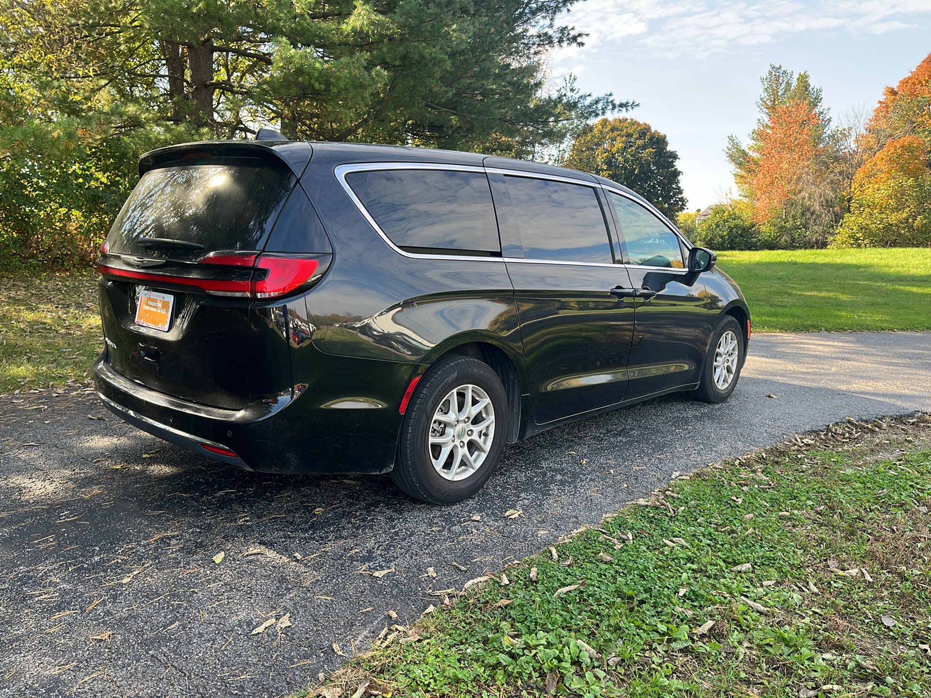 Used 2023 Chrysler Pacifica Touring-L FWD image 5
