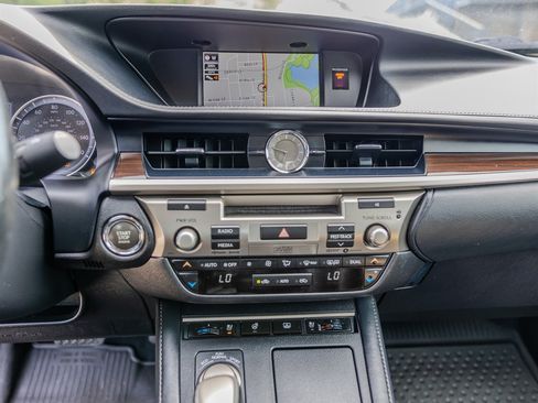Used 2018 Lexus ES 350 w/ Ultra Luxury Package FWD image 19
