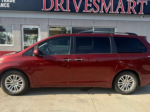 Used 2015 Toyota Sienna XLE FWD image 5