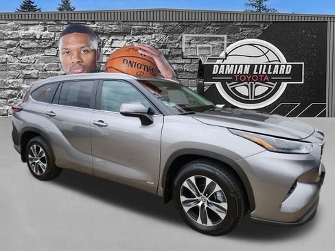 Certified 2025 Toyota Highlander XLE image 1