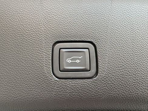 Used 2023 Chevrolet Traverse LT FWD image 32