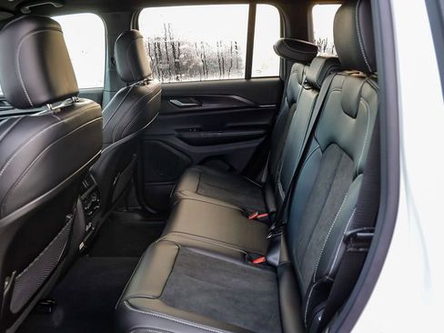 New 2025 Jeep Grand Cherokee Altitude image 19