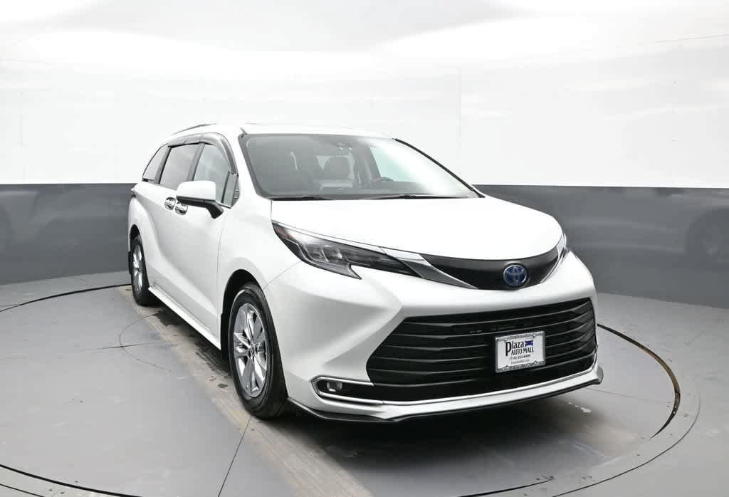 Used 2024 Toyota Sienna XLE w/ XLE Plus Package AWD/4WD image 3