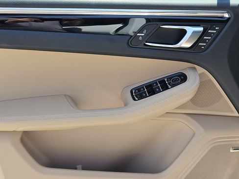 Certified 2026 Porsche Macan AWD/4WD image 22
