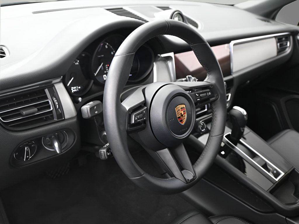 Certified 2026 Porsche Macan AWD/4WD image 5