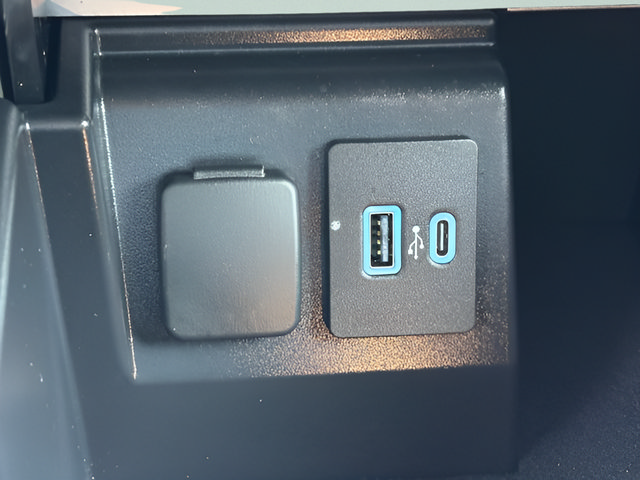 Used 2023 Ford Explorer XLT w/ Equipment Group 202A AWD/4WD image 17