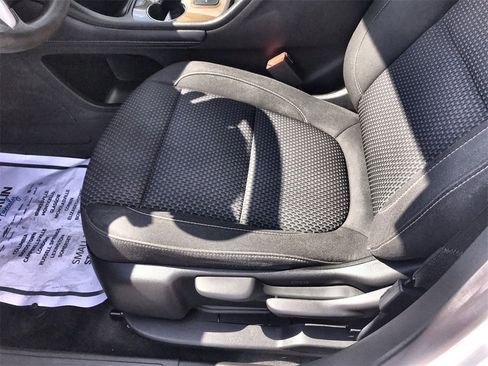 Used 2023 GMC Acadia SLE image 12