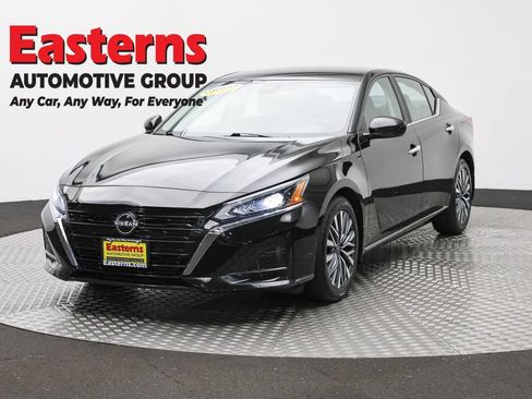 Used 2023 Nissan Altima 2.5 SV FWD image 1