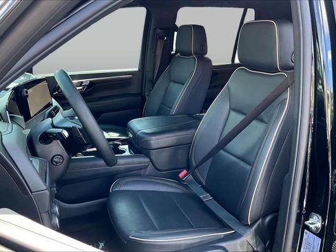Used 2025 Chevrolet Tahoe Premier RWD image 24