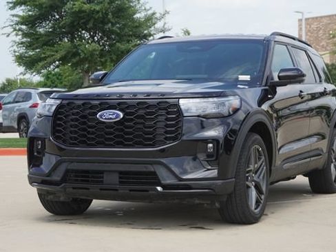 Used 2025 Ford Explorer ST-Line w/ ST-Line Street Pack AWD/4WD image 3