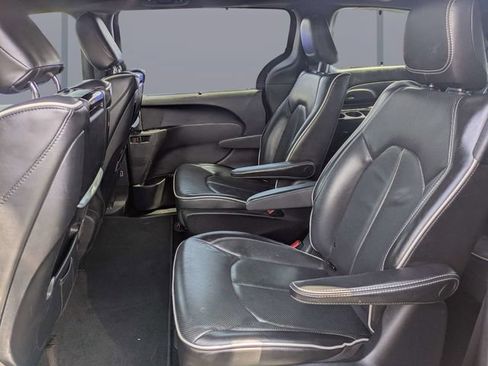 Used 2020 Chrysler Pacifica Limited w/ Advanced Safetytec Group FWD image 12