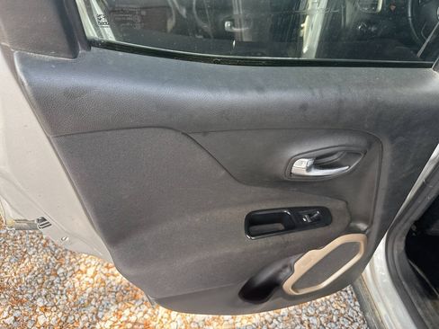 Used 2016 Jeep Renegade Latitude FWD image 10
