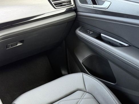 Certified 2025 Volkswagen Atlas Cross Sport SE image 15