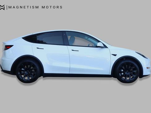 Used 2022 Tesla Model Y Long Range AWD/4WD image 2