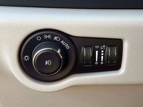 Used 2023 Chrysler Pacifica Touring-L image 20