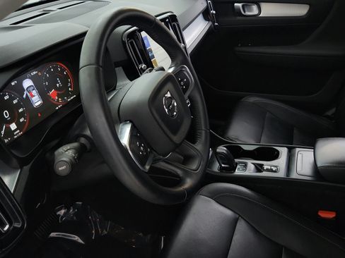 Used 2020 Volvo XC40 T4 Momentum FWD image 17