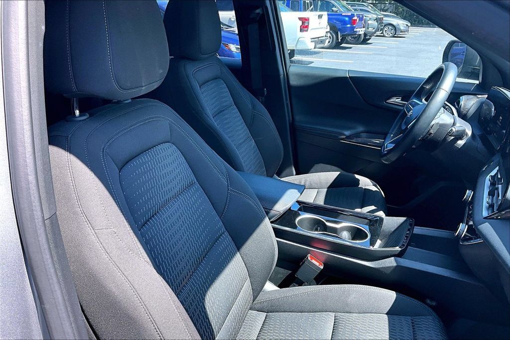 Used 2025 Chevrolet Equinox LT FWD image 29