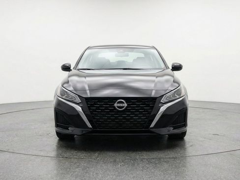 Used 2025 Nissan Altima 2.5 SV FWD image 2