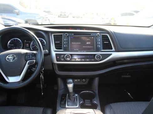 Used 2019 Toyota Highlander Plus FWD image 9