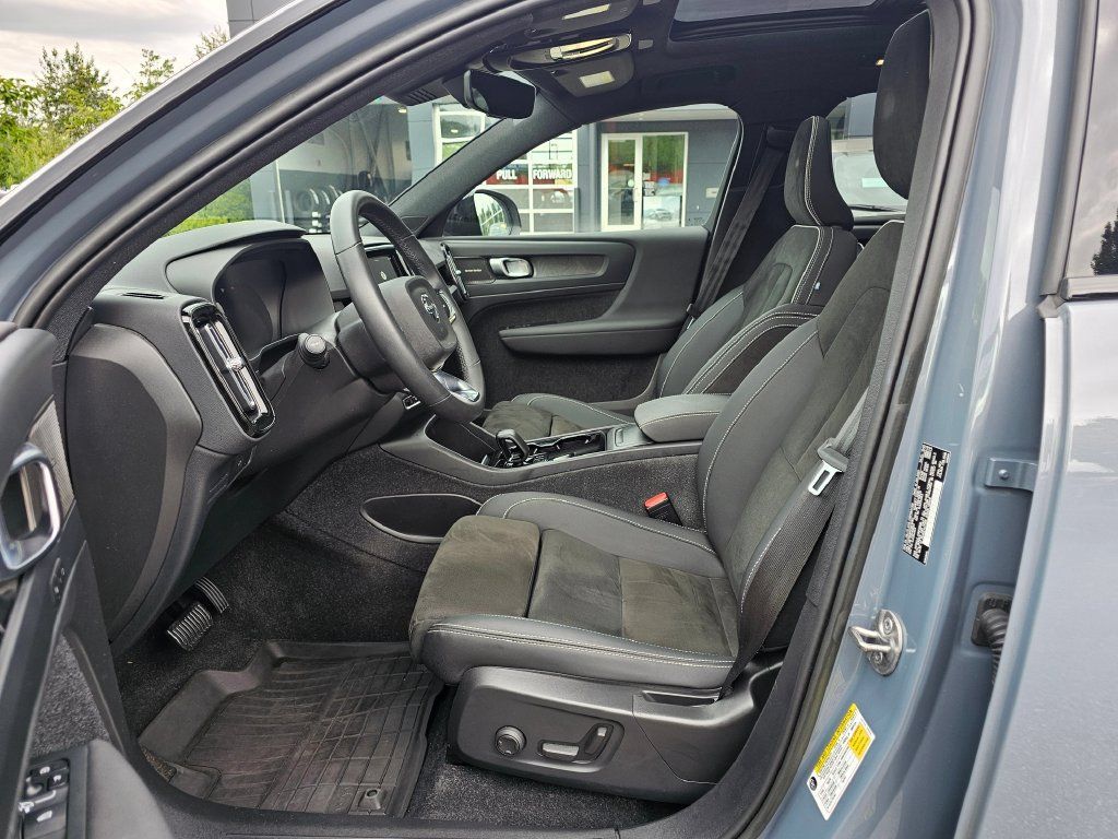 Used 2023 Volvo XC40 Recharge Ultimate AWD/4WD image 17