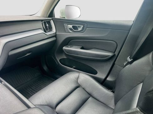 Used 2021 Volvo XC60 T5 Momentum w/ Protection Package Premier FWD image 24