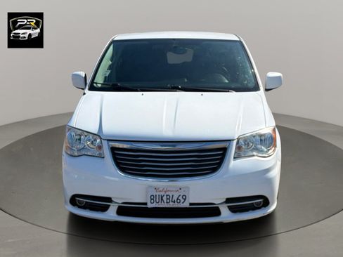 Used 2015 Chrysler Town & Country Touring FWD image 8