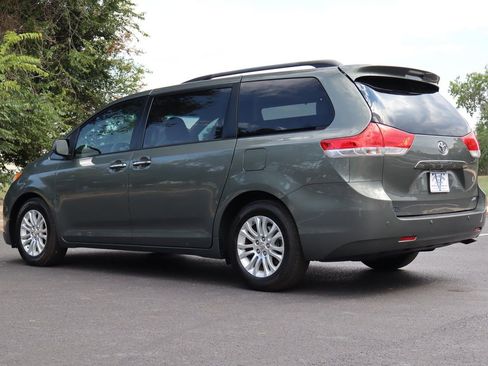 Used 2012 Toyota Sienna XLE image 7