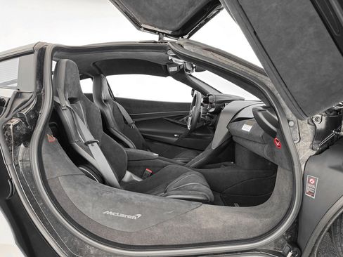 Used 2026 McLaren 750S RWD image 25