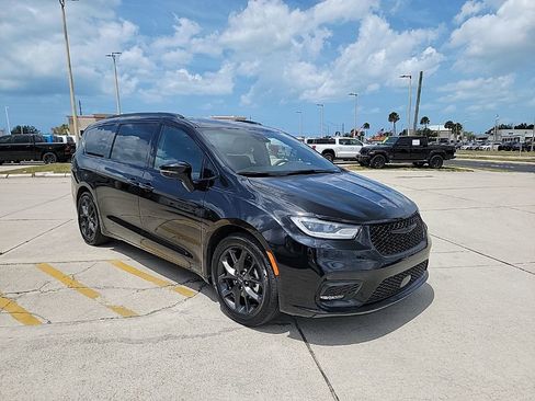Used 2025 Chrysler Pacifica Limited FWD image 7