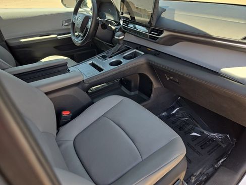 Used 2025 Toyota Sienna XLE FWD image 16
