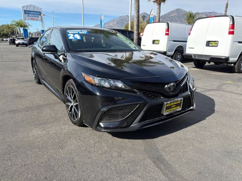 Used 2024 Toyota Camry SE image 2