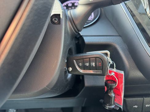 Used 2021 Toyota Camry SE FWD image 5