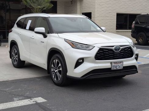 Used 2020 Toyota Highlander XLE AWD/4WD image 3