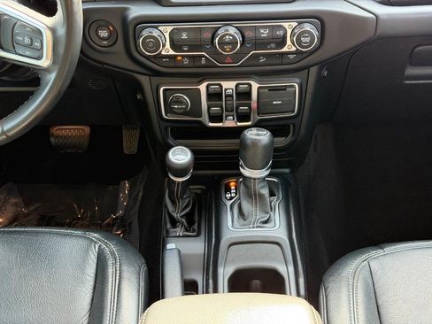 Used 2019 Jeep Wrangler Unlimited Sahara w/ Uconnect 4C Nav & Sound Group AWD/4WD image 14