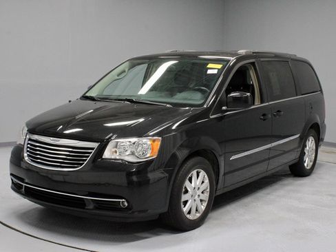 Used 2016 Chrysler Town & Country Touring FWD image 6