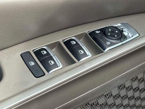 Used 2025 Kia Carnival FWD image 18
