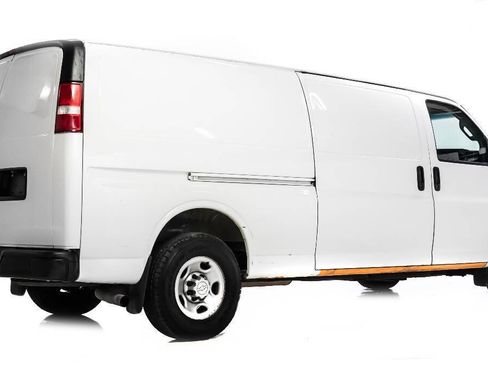 Used 2018 Chevrolet Express 3500 Extended w/ Driver Convenience Package RWD image 3