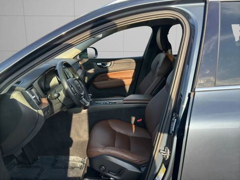 Used 2018 Volvo XC60 T5 Momentum w/ Convenience Package image 12
