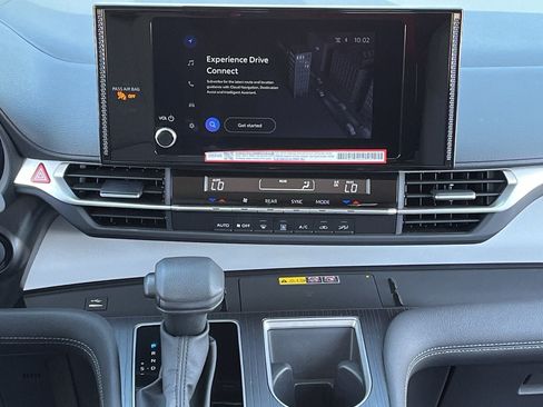 Used 2025 Toyota Sienna LE FWD image 15