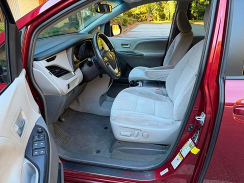 Used 2016 Toyota Sienna LE image 4