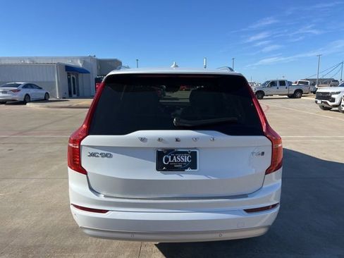 Used 2022 Volvo XC90 T6 Momentum image 5