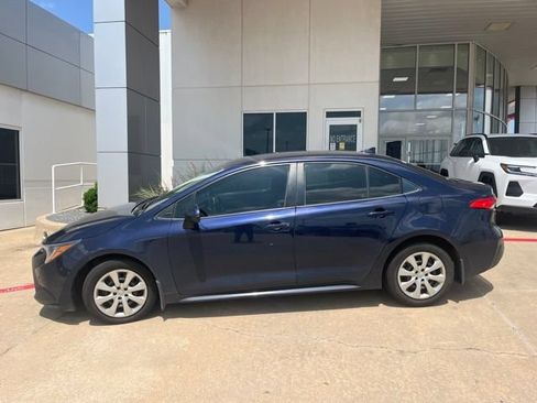 Used 2020 Toyota Corolla LE FWD image 2